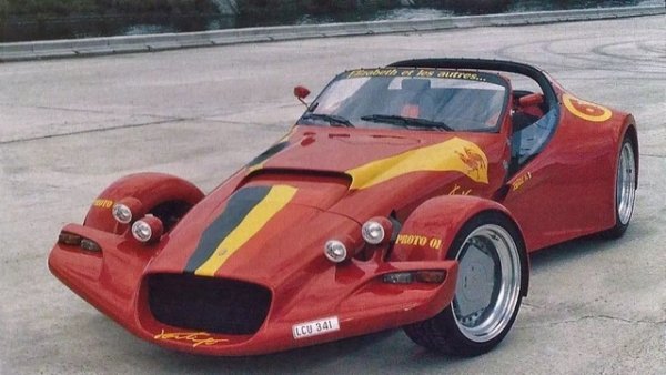 Vertigo.5 Spirit е проектиран в Белгия от Automobiles Gillet на бившия състезател Тони Жилет и се отличава с уникален ретро стил. Оборудван е с 4,2-литров V8 двигател от Maserati, който произвежда 420 к.с. Суперавтомобилът ускорява до 96 км/ч за 3,2 секунди. Бързото ускорение и високата скорост са постигнати благодарение на монокока carbonomex, който значително намалява теглото.

Gillet Vertigo.5 Spirit се рекламира като вариант за персонализация на всеки клиент. Изработен е обаче само един екземпляр. През 2014 г. производителят участва в изработката на Zagato Mostro Maserati, използвайки същото монококово шаси. От тогава белгийският бутиков производител Automobiles Gillet и колата са потънали в забрава.